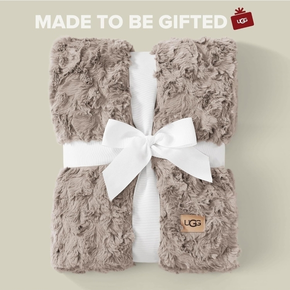 UGG Adalee Faux Fur Throw Blanket In Oyster Brown 50" x 70" New - Picture 3 of 3